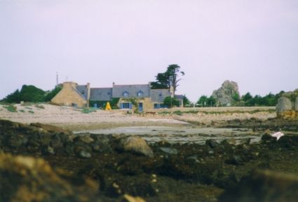 größere Insel in der Bucht von Bugueles mit Häusern