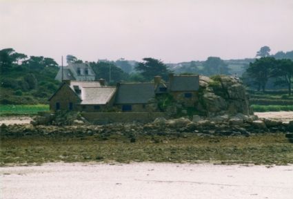 kleinere Insel in der Bucht von Bugueles mit Häusern