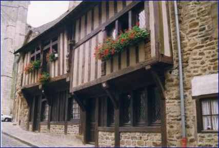 Windschiefe Häuser in Dinan 1