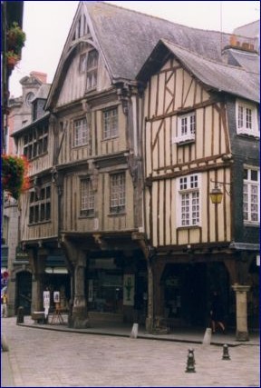 Windschiefe Häuser in Dinan 2